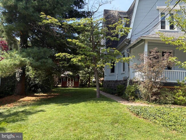 Building Photo - 210 Grayling Ave