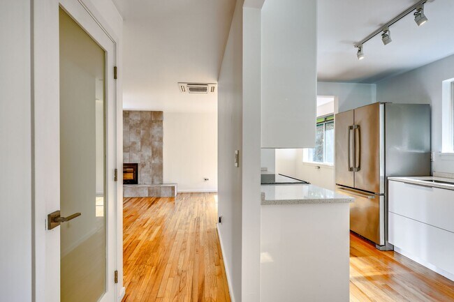 Building Photo - Downtown Bainrbidge Rental -  1/2 Off June...