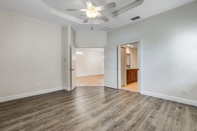 Building Photo - ** TUSCANY COVE ** 2 BED + DEN / 2 BATH / ...