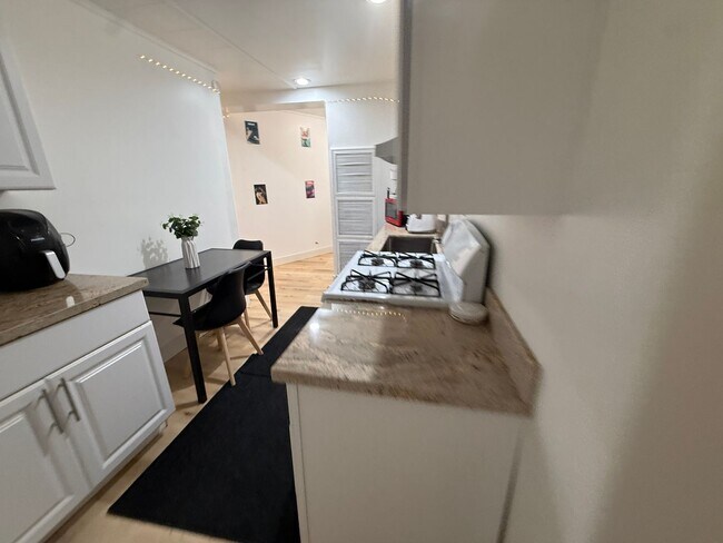 Building Photo - Affordable Private Guy Room in Avenues/University Area - Main Floor