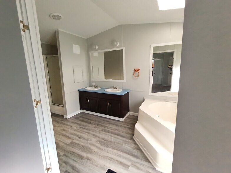 Building Photo - 83 Deerwood Park