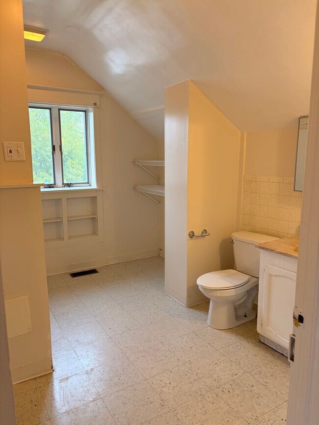 Building Photo - 2-Story 4 Bed/2 Bath Home with Basement & W/D