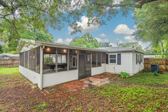 Building Photo - Charming Florida Cottage in the Heart of F...