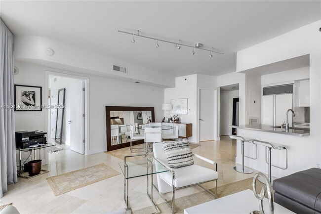 Building Photo - 1000 South Pointe Dr