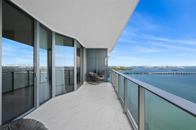 Building Photo - 700 NE 24th St