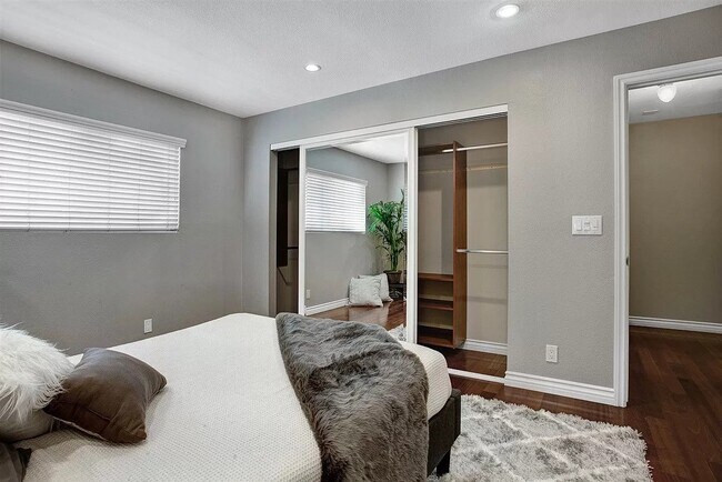 Building Photo - 2319 Curlew St