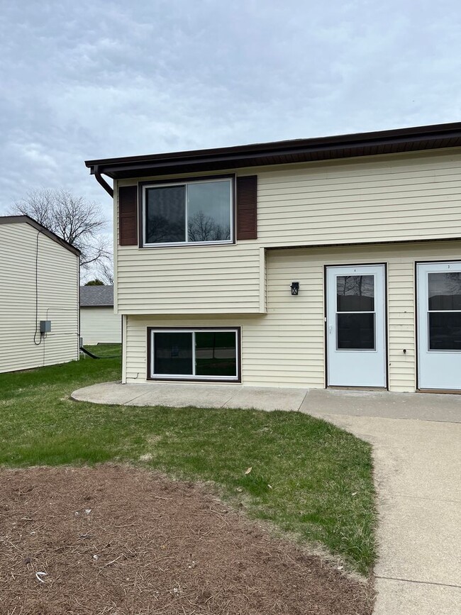 Building Photo - 545 Sandra Ln