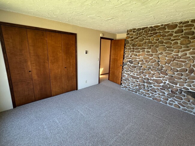 Building Photo - 3 Bedroom Home on Two Acres