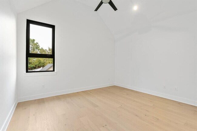 Building Photo - 603 E 47th St