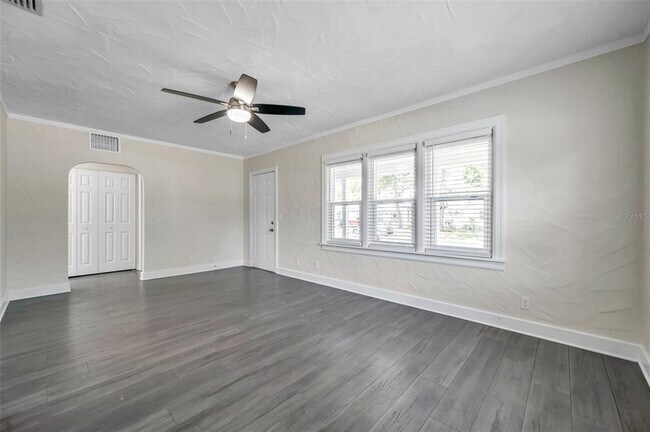 Building Photo - 4000 10th Ave N