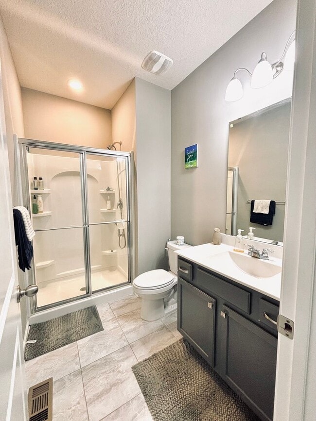 Building Photo - Stunning 5bed/3 1/2 bath Home in Shakopee!