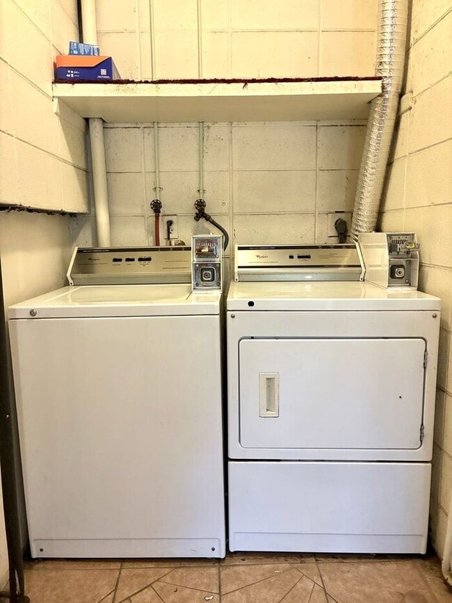 Building Photo - Great 2 bed 1 bath within 1 mile of CSU!