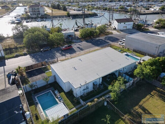 Building Photo - 711 S Shore Dr