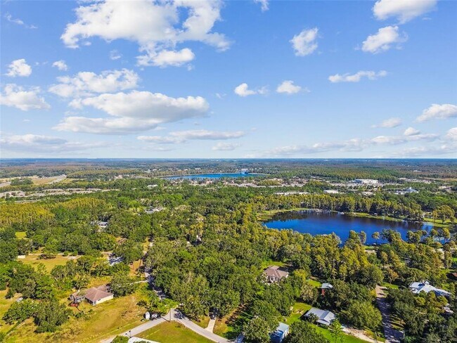 Building Photo - 6005 Lakeside Dr