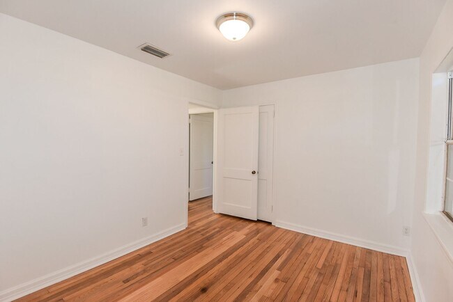 Building Photo - 3 Bedroom Cove House