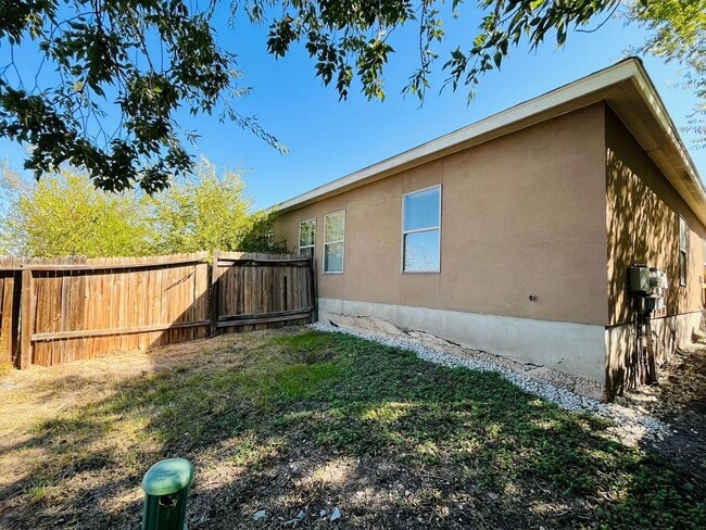 Building Photo - Charming Duplex for Rent: Your Ideal Home Awaits!