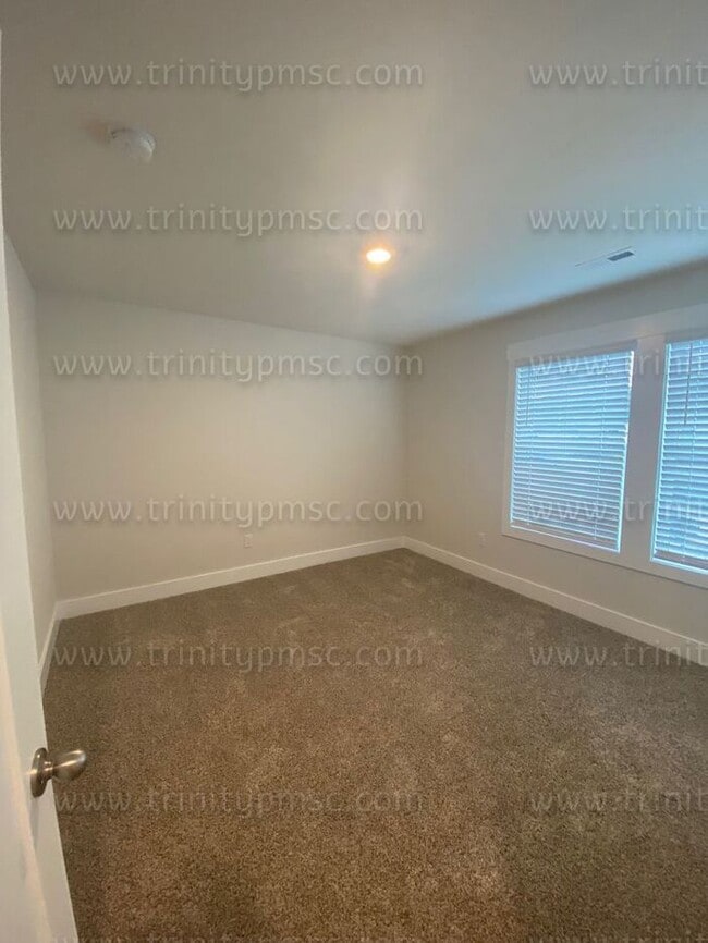 Building Photo - Gorgeous 4/2.5 waiting for you! -PRICE DROP-