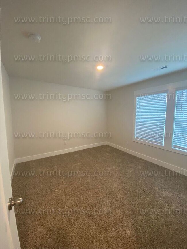 Building Photo - Gorgeous 4/2.5 waiting for you!