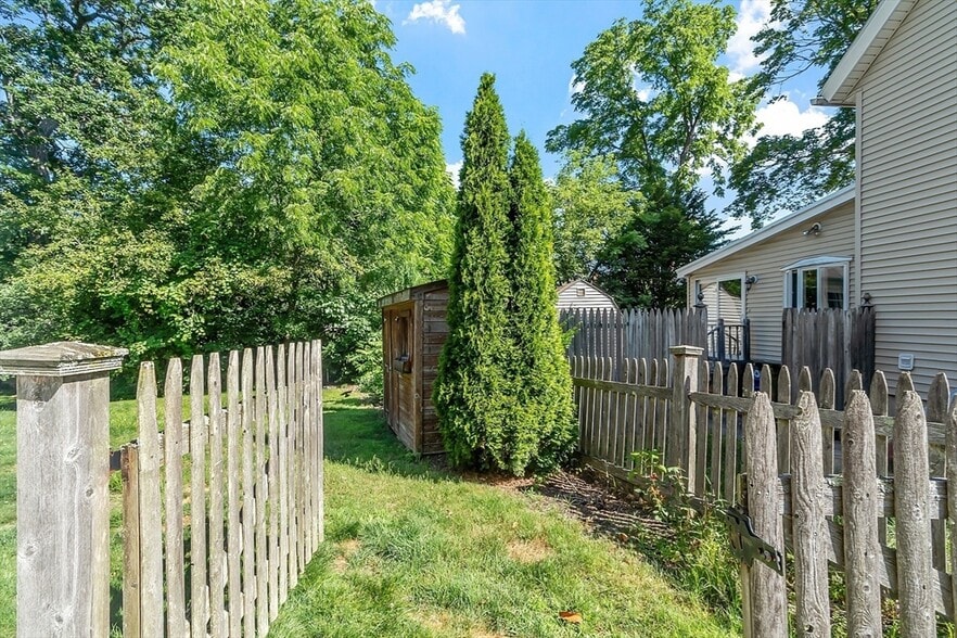 Building Photo - 9 Maple Ct