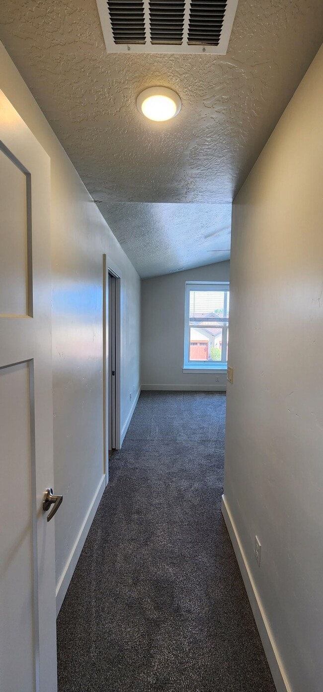 Building Photo - 2509 E Hidden Crk St