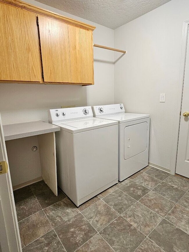 Building Photo - NEW TO MARKET 4 Bedroom Home - Central Mer...