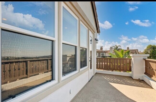 Building Photo - 9 Marisol