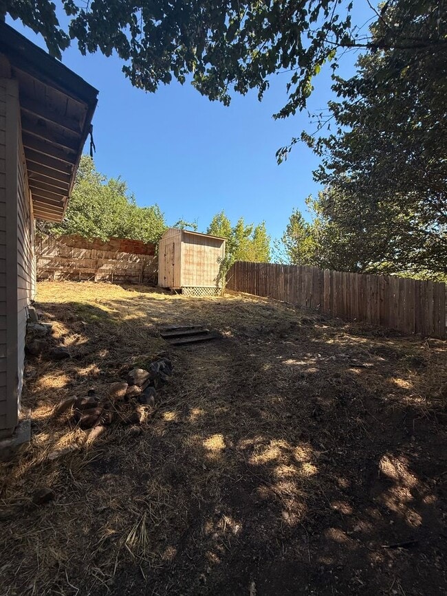 Building Photo - Pet Friendly 3 Bdrm 1 Bath 1.8 Miles to OI...