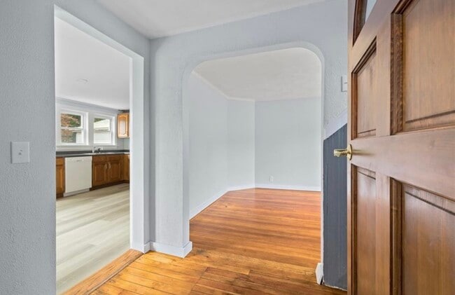 Building Photo - 166 Roger Williams Ave