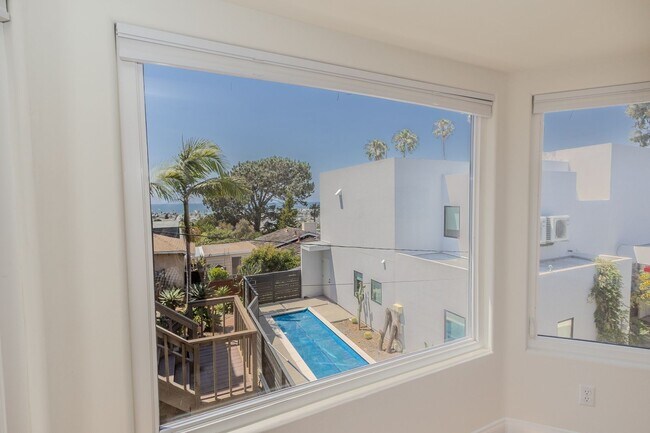 Building Photo - Contemporary 3 Bedroom/2 Bath Home With Oc...