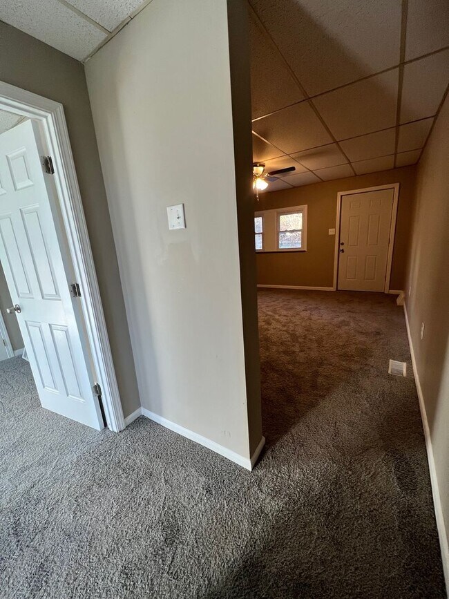 Building Photo - Newly Renovated 3 Bedroom, 1 Bathroom in Spring Hill- Central Air and Brand New Kitchen!!