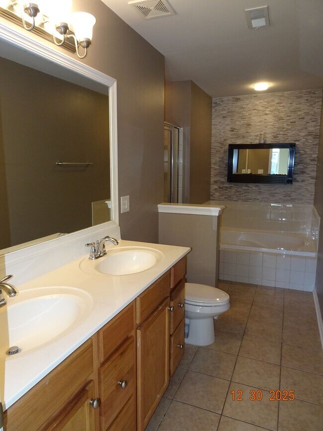 Building Photo - 4 Bedrooms, 3.5 Baths Townhouse