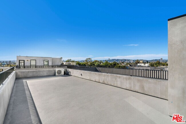 Building Photo - 2204 1/2 Carmona Ave