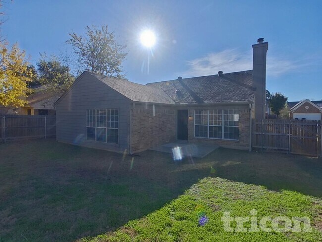 Building Photo - 2628 Dahlia Dr