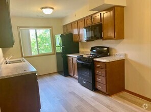Building Photo - Cozy 2 Bedroom, 1 Bath Apartment with Balc...