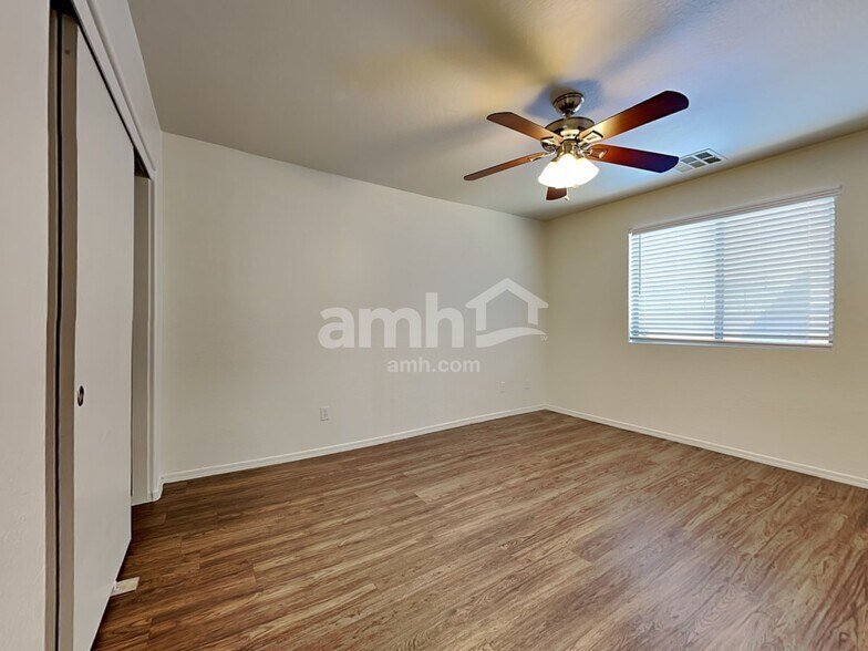 Building Photo - 6727 W Desert Ln