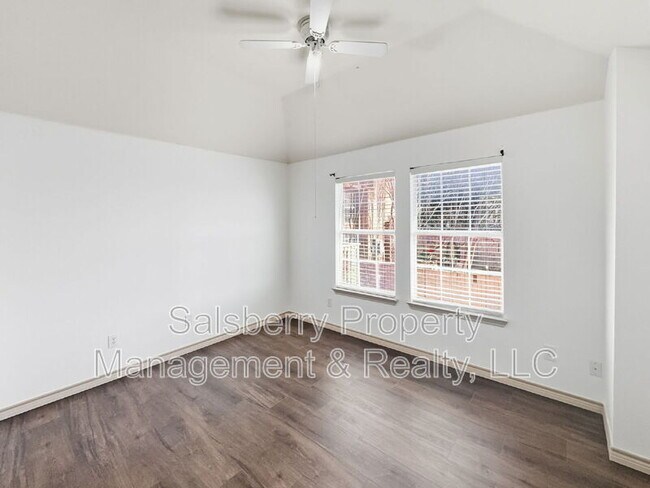 Building Photo - 3950 Seaside Ct