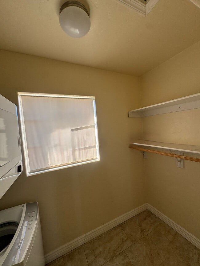 Building Photo - 902 S Fremont Ave