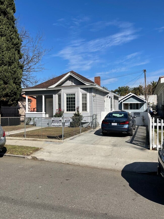 Building Photo - Renovated 3 Bed + 2 Bath Home in Los Angeles!