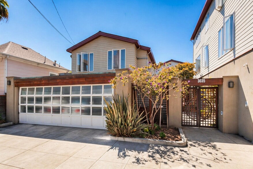 Front of Condo - 3035 Chapman St