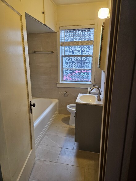 Building Photo - 2526 Malone Ave