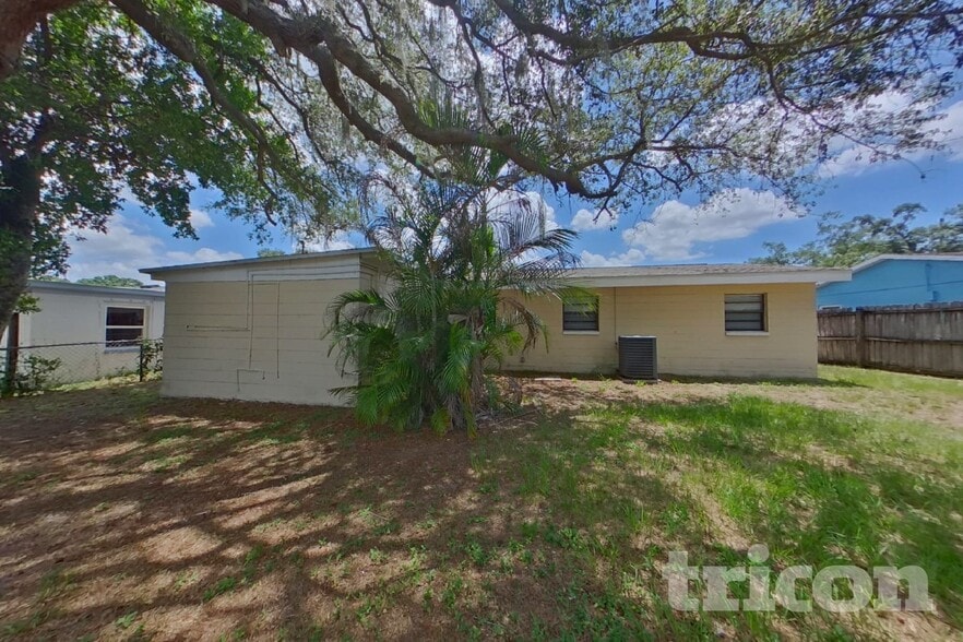 Building Photo - 10014 N Oklawaha Ave