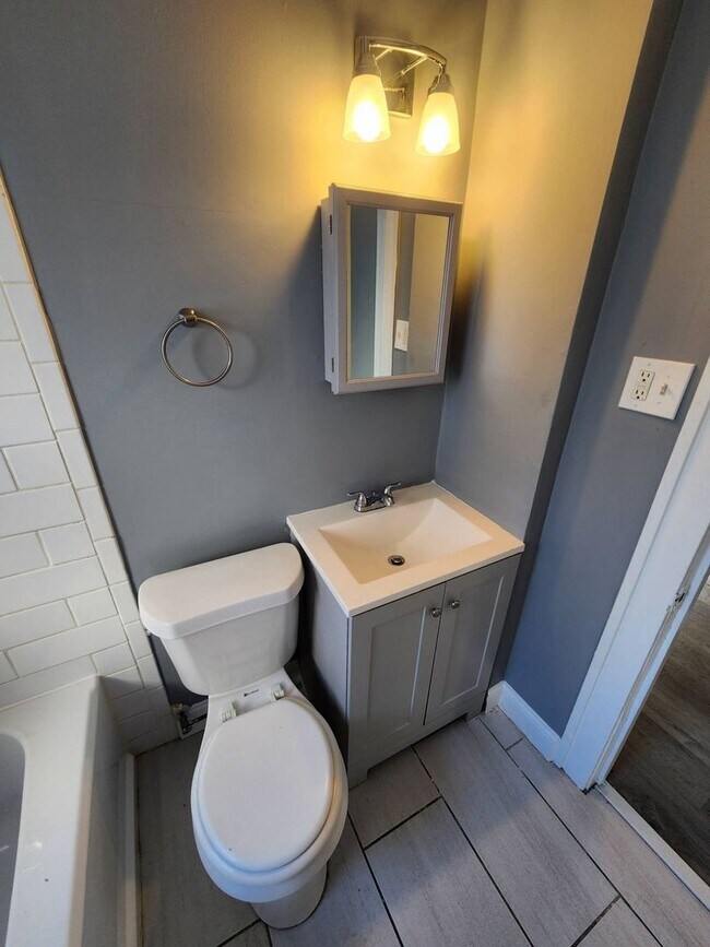 Building Photo - Charming 5-Bedroom Property in Prime Location