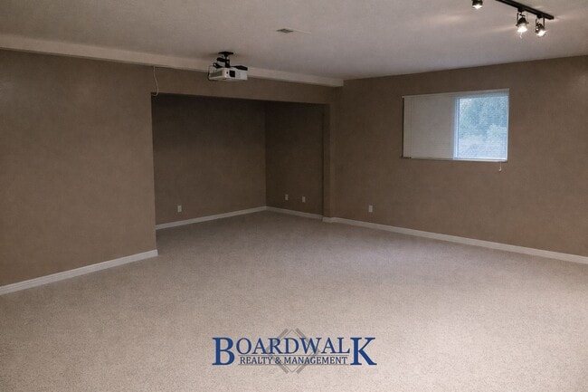 Building Photo - Beautiful 6 Bedroom Home in Sandy!