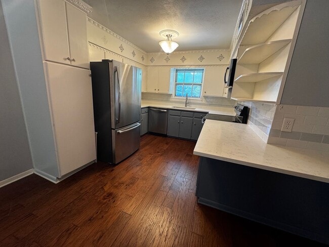 Building Photo - Cozy 2 bedroom 2 bath corner unit