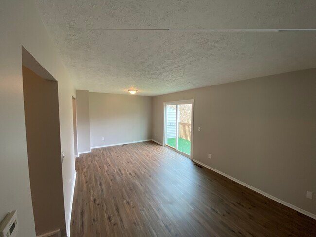 Building Photo - 1044 Point of View Dr