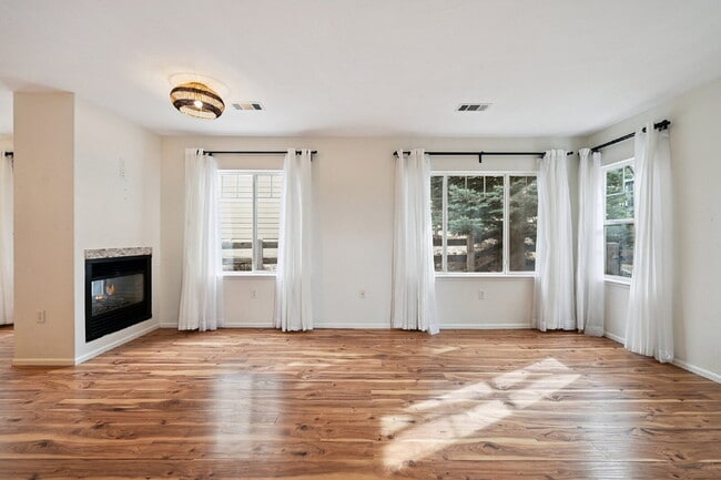 Building Photo - 3-Bed Townhouse with Open Floorplan, 2.5 Baths, and Fireplace in Rolling Hills!