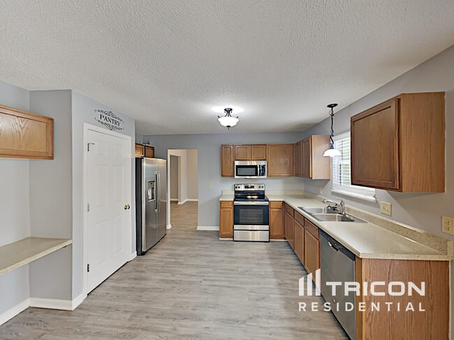 Building Photo - 210 Glen Rose Cir