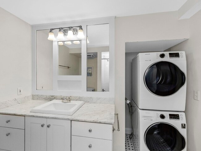 Building Photo - 253 River St