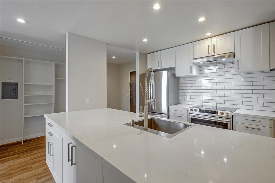 Building Photo - 2101 Shoreline