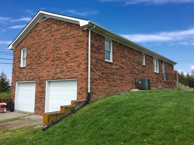 Building Photo - 111 Pleasureville Rd